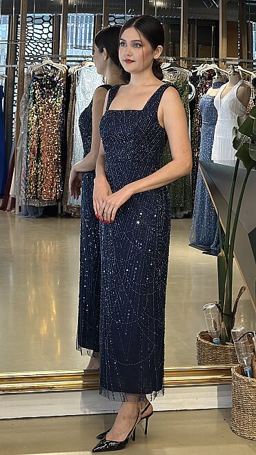 Koyu Lacivert Kare Yaka Kalın Askılı Yırtmaçlı Pullu Boncuklu Düz Kesim Midi Abiye Elbise 7708 - 2
